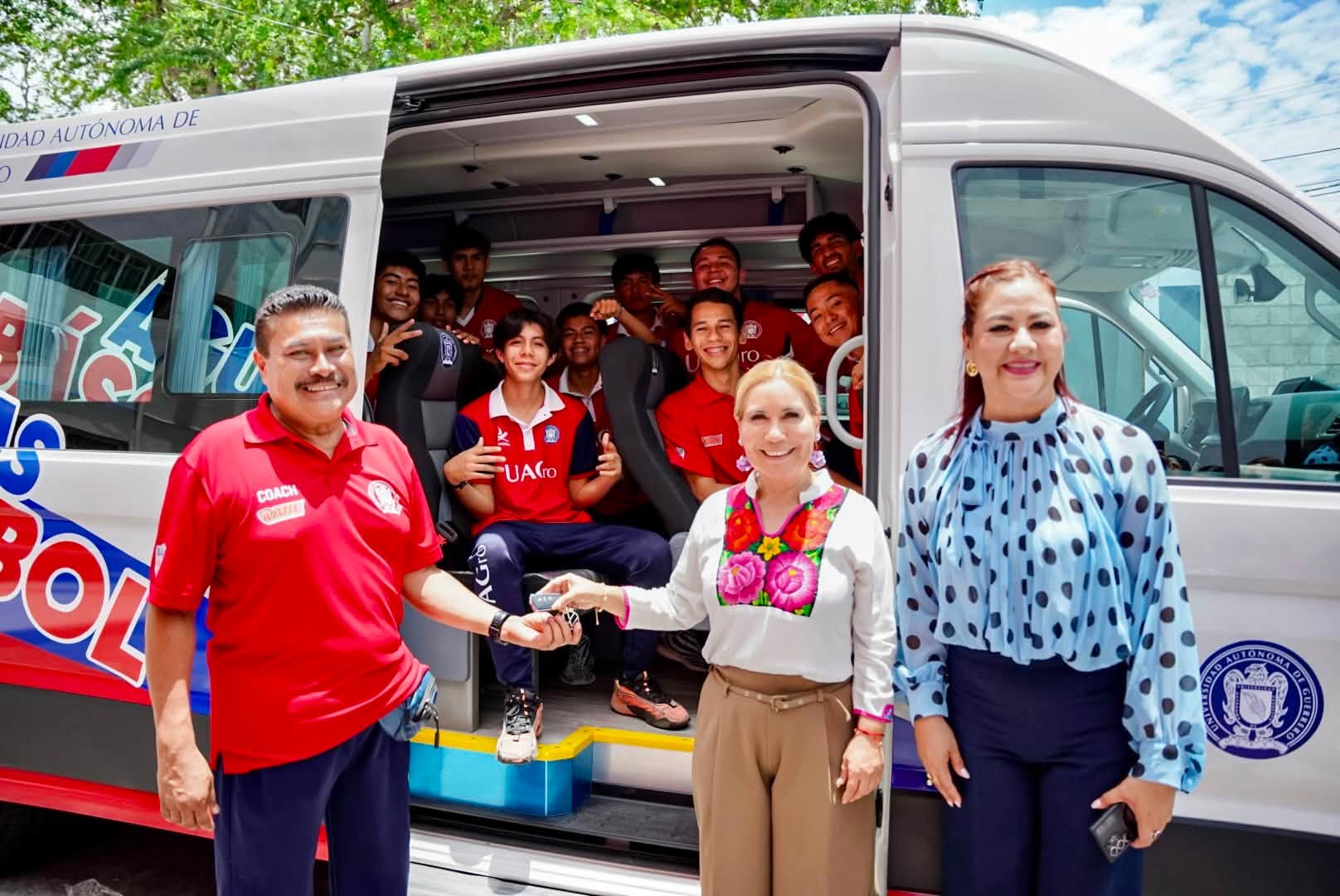 Entrega la rectora de la UAGro, Leticia Jiménez unidades para transporte de equipos deportivos