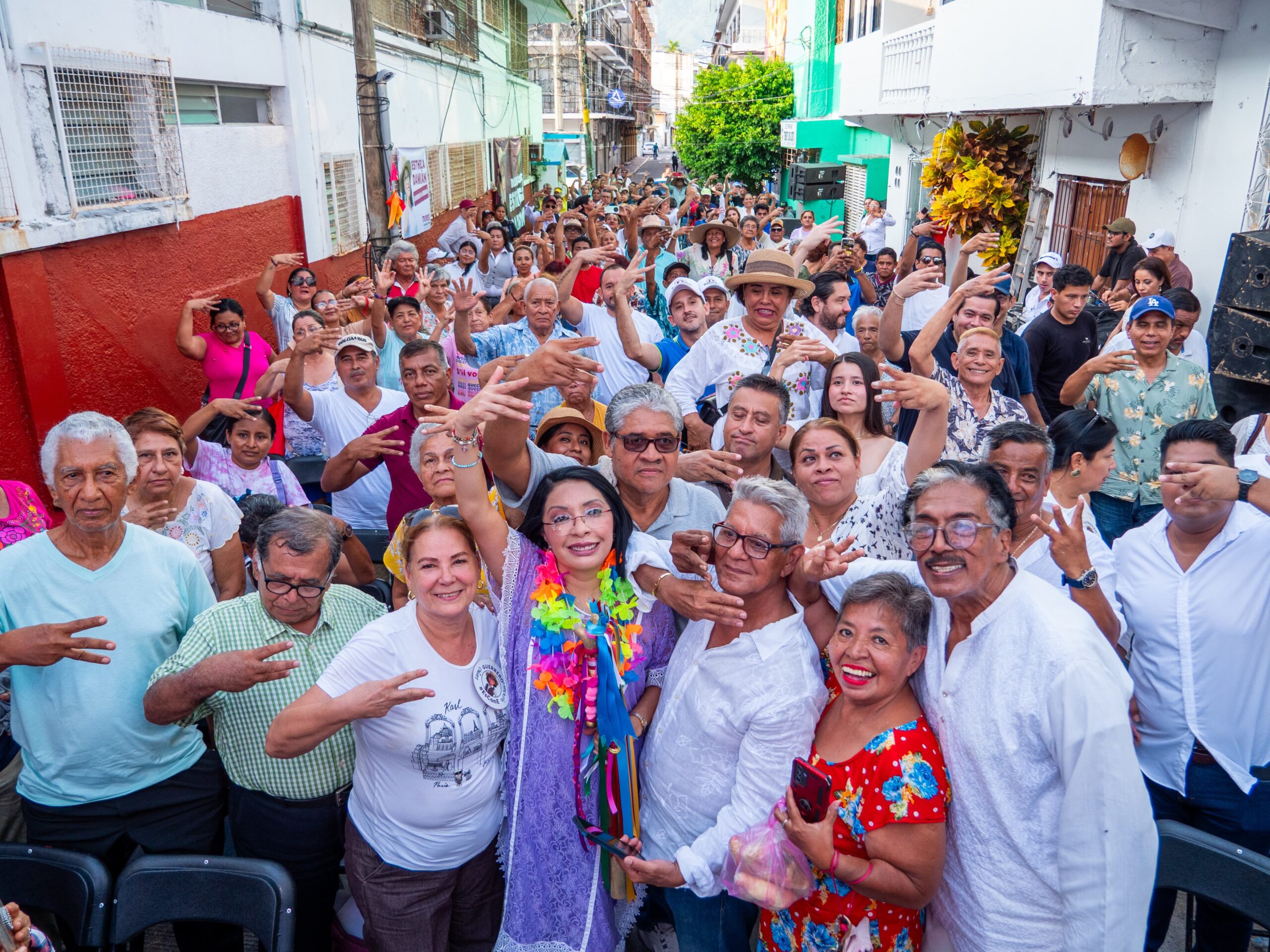 Barrios Históricos de Acapulco entregan «Bastón de Mando» a Esthela Damián