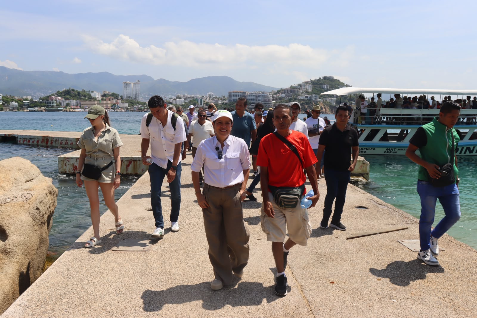 Recorre Karen Castrejón Caleta y Caletilla y recibe respaldo de prestadores turísticos