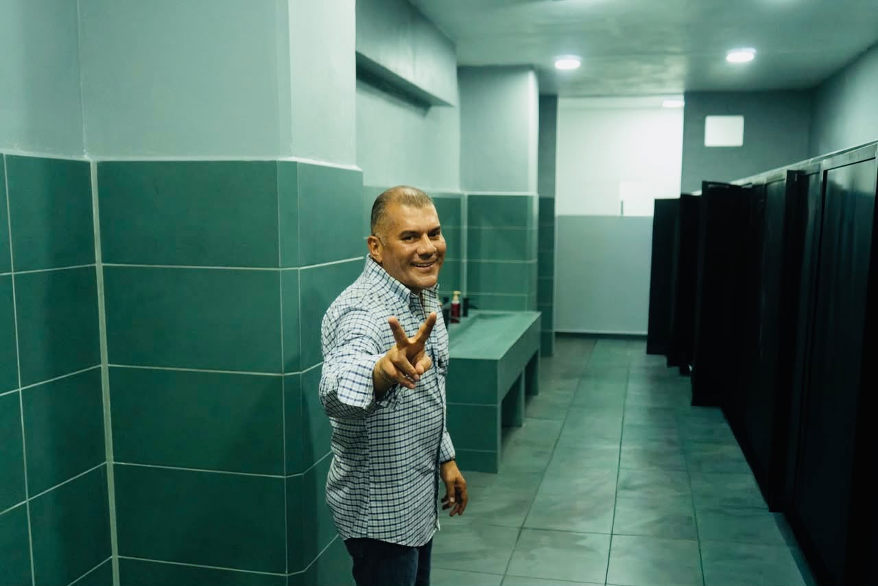 Cumple Erik Catalán con demanda histórica del mercado de Iguala: ¡baños dignos!