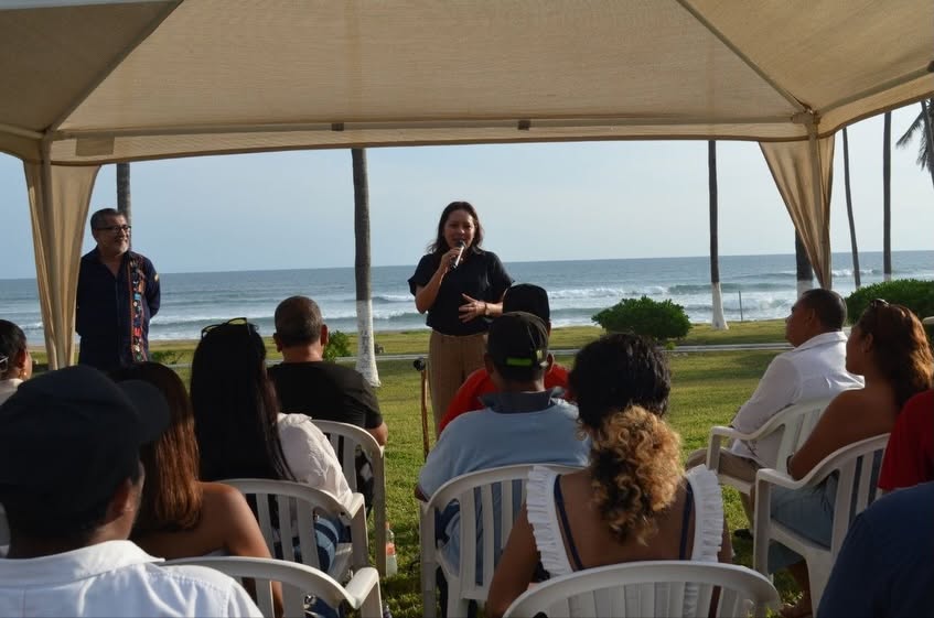 Plantea Karen Castrejón impulsar oportunidades para jóvenes y mujeres en Coyuca de Benítez