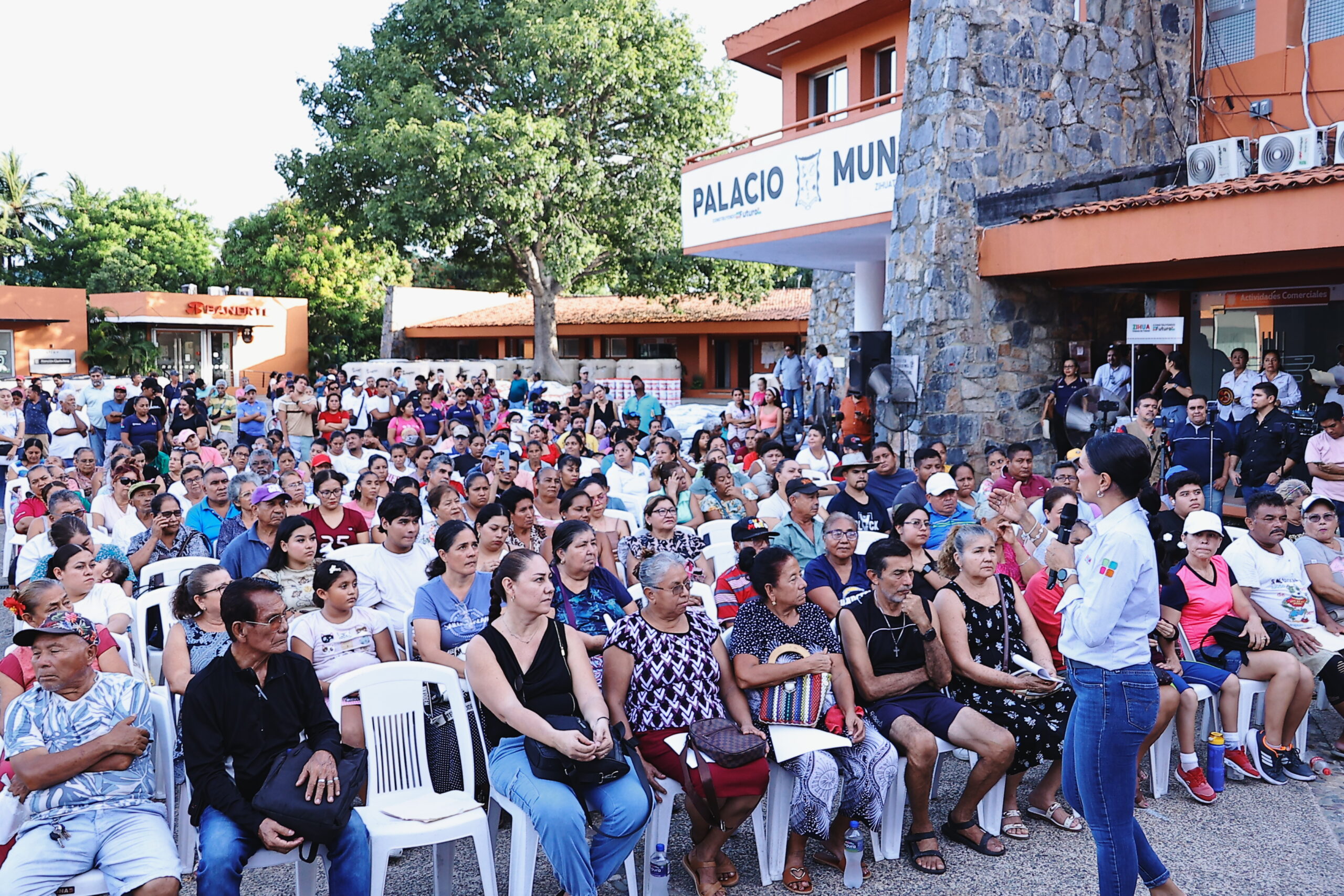 Encabeza Liz Tapia una nueva entrega del programa “Construyendo mi Hogar” en Zihuatanejo