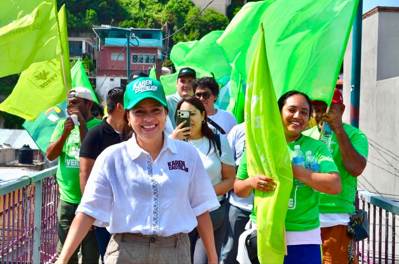 Karen Castrejón en defensa de la transformación recorre mercado de la colonia 20 de Noviembre y dialoga con familias de Acapulco
