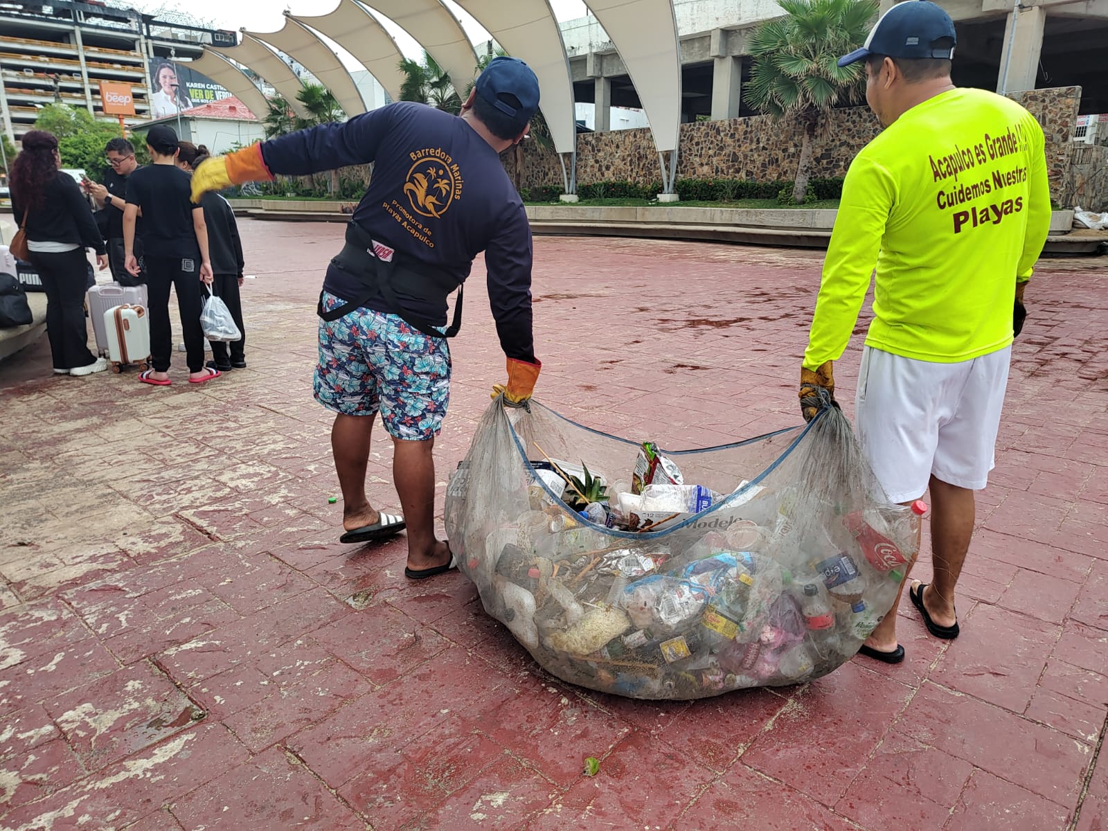 Intensifican limpieza en playas de Acapulco por temporada vacacional