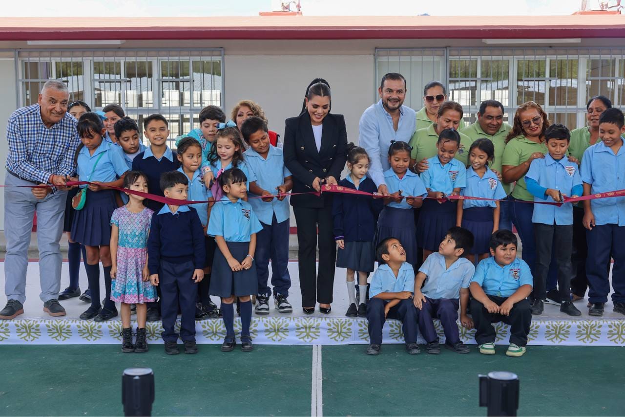 Evelyn Salgado entrega nuevas aulas y sanitarios a escuela bilingüe de Chilpancingo