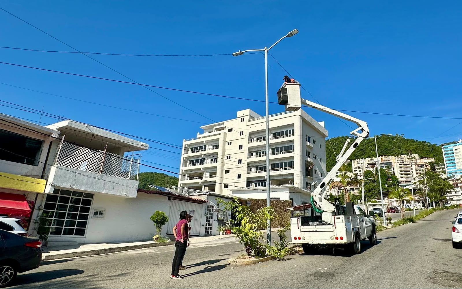 Rehabilita Gobierno de Acapulco 200 luminarias en lo que va de agosto
