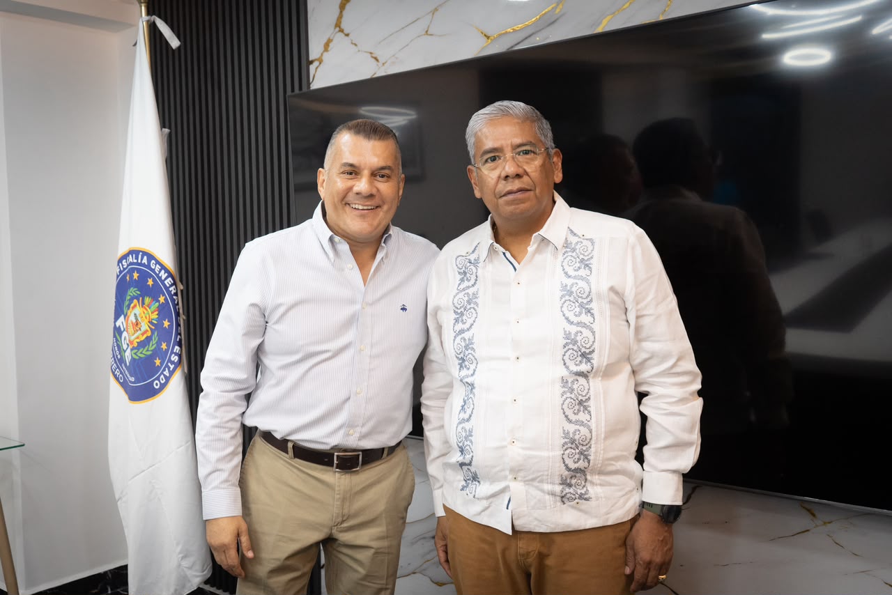 Entrega Erik Catalán a la FGE la donación de predio en Iguala para el Centro de Justicia para las Mujeres