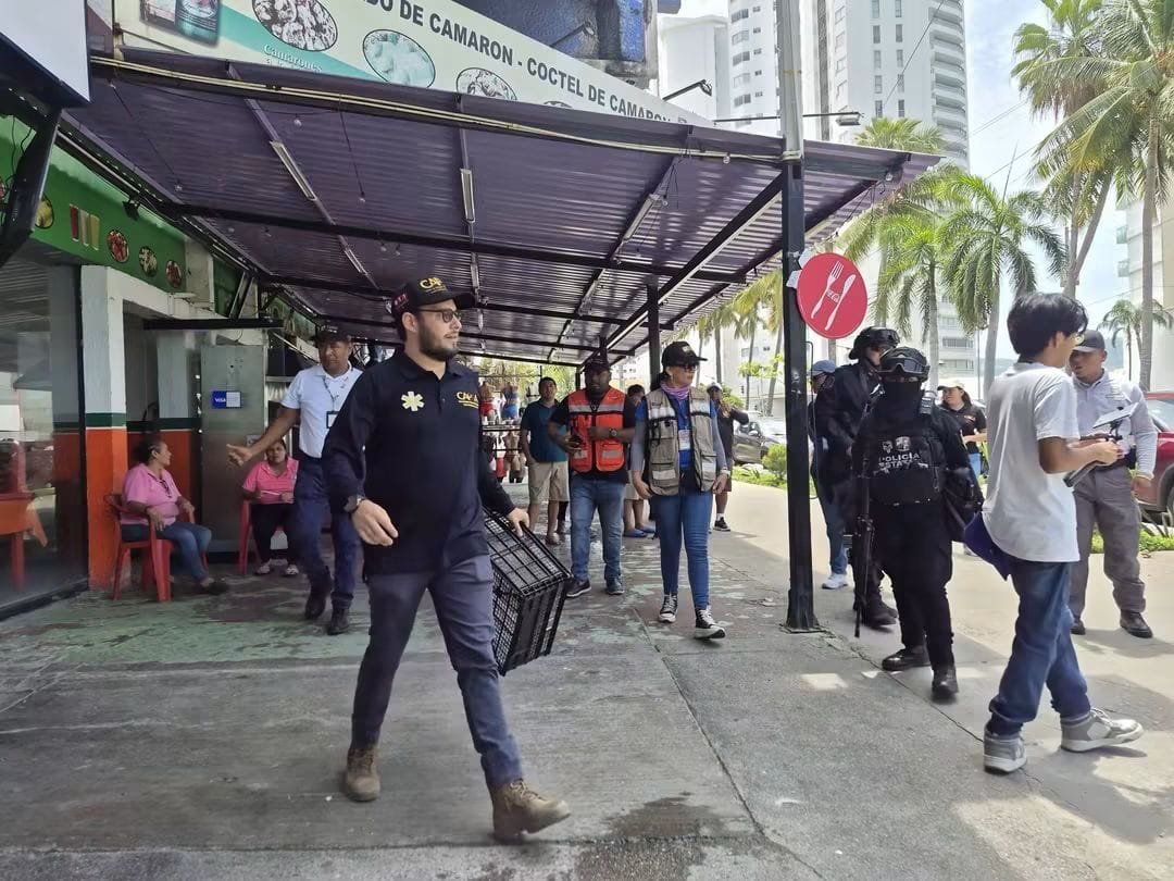 Retira Gobierno de Acapulco apartaespacios de la Costera