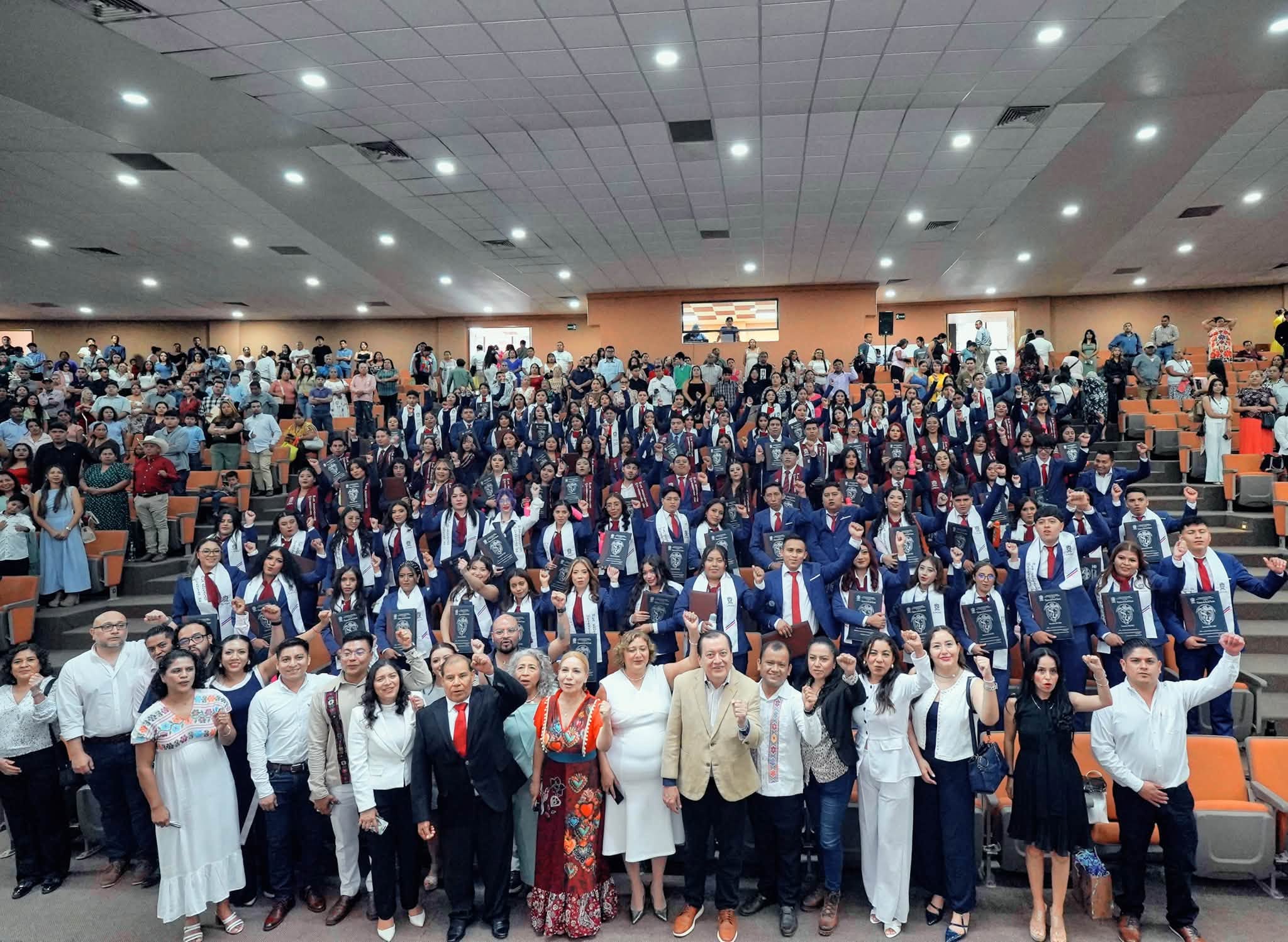 La rectora de la UAGro, Leticia Jiménez encabezó la ceremonia de graduación de Ciencias de la Educación