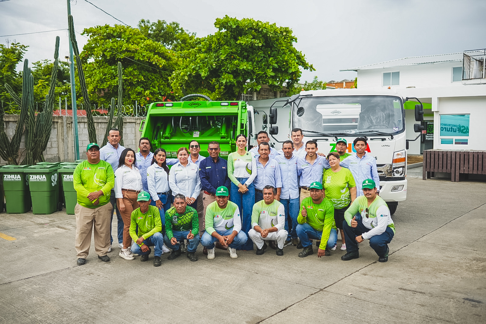 Entrega Liz Tapía dos camiones prensa más a Servicios Públicos de Zihuatanejo