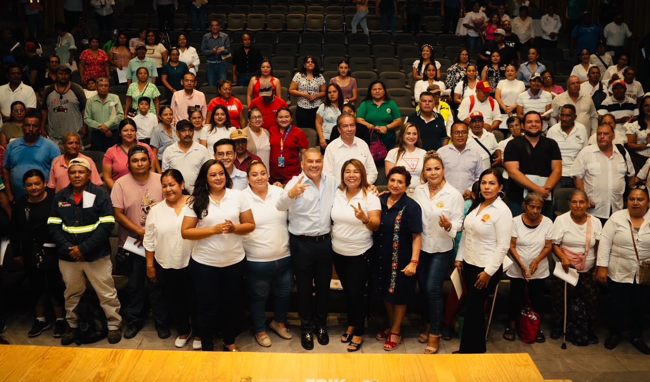 Impulsa Erik Catalán justicia laboral en Iguala; entrega estímulos por antigüedad a 116 trabajadores