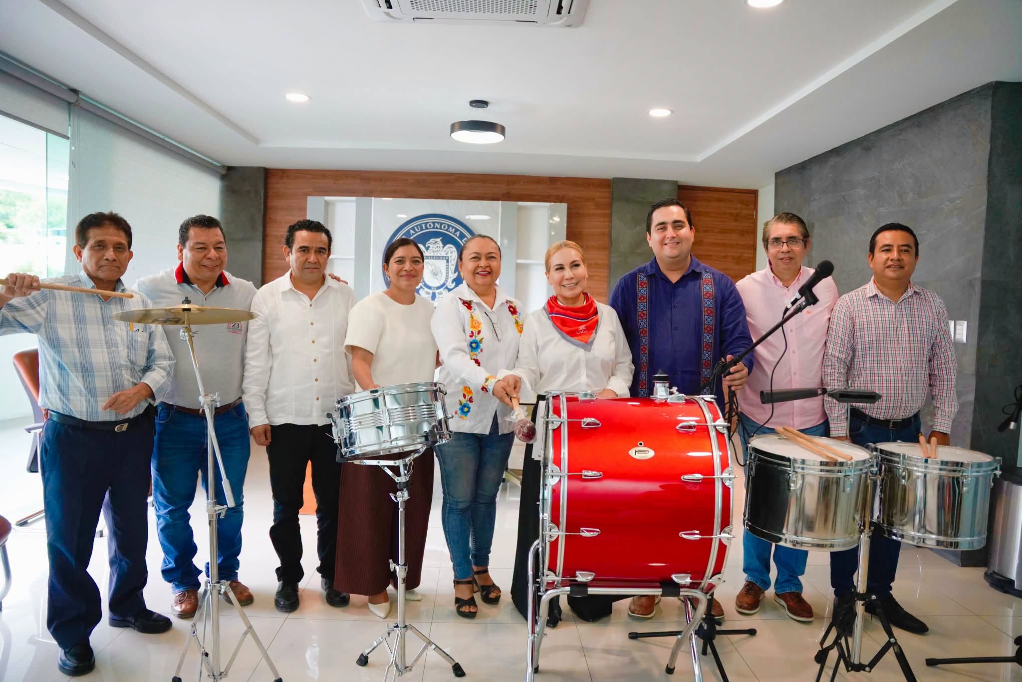 Entrega Leticia Jiménez instrumentos para Club de Música de la Preparatoria 23 de la UAGro