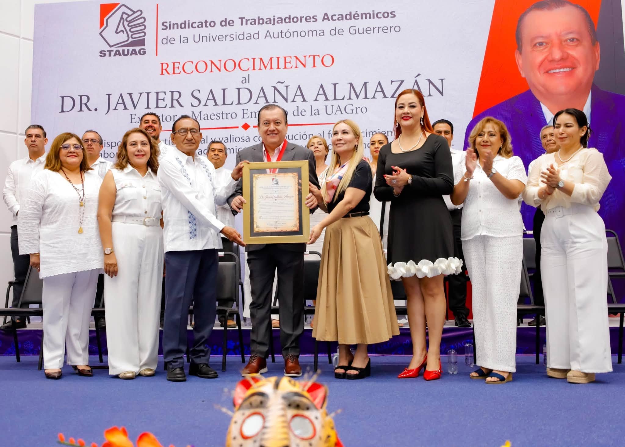 Reconoce el STAUAG al exrector Javier Saldaña por su contribución a la UAGro