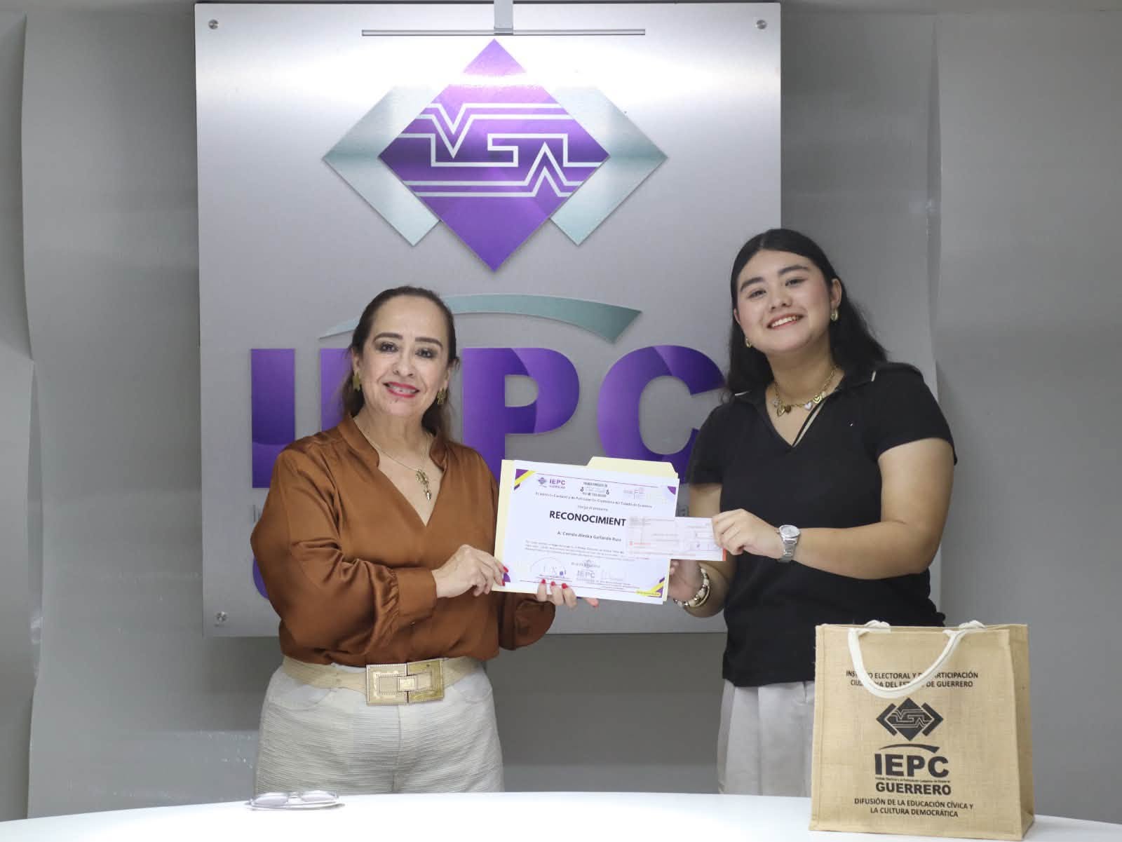 Entrega IEPCGro premios a jóvenes ganadors del concurso de video en TikTok “POV: Me Toca Decidir”