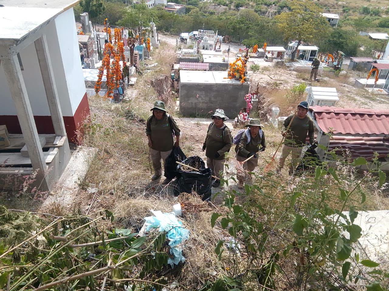 Intensifica Gobierno de Tlapa jornadas de limpieza y recolección de basura durante las celebraciones de Día de Muertos