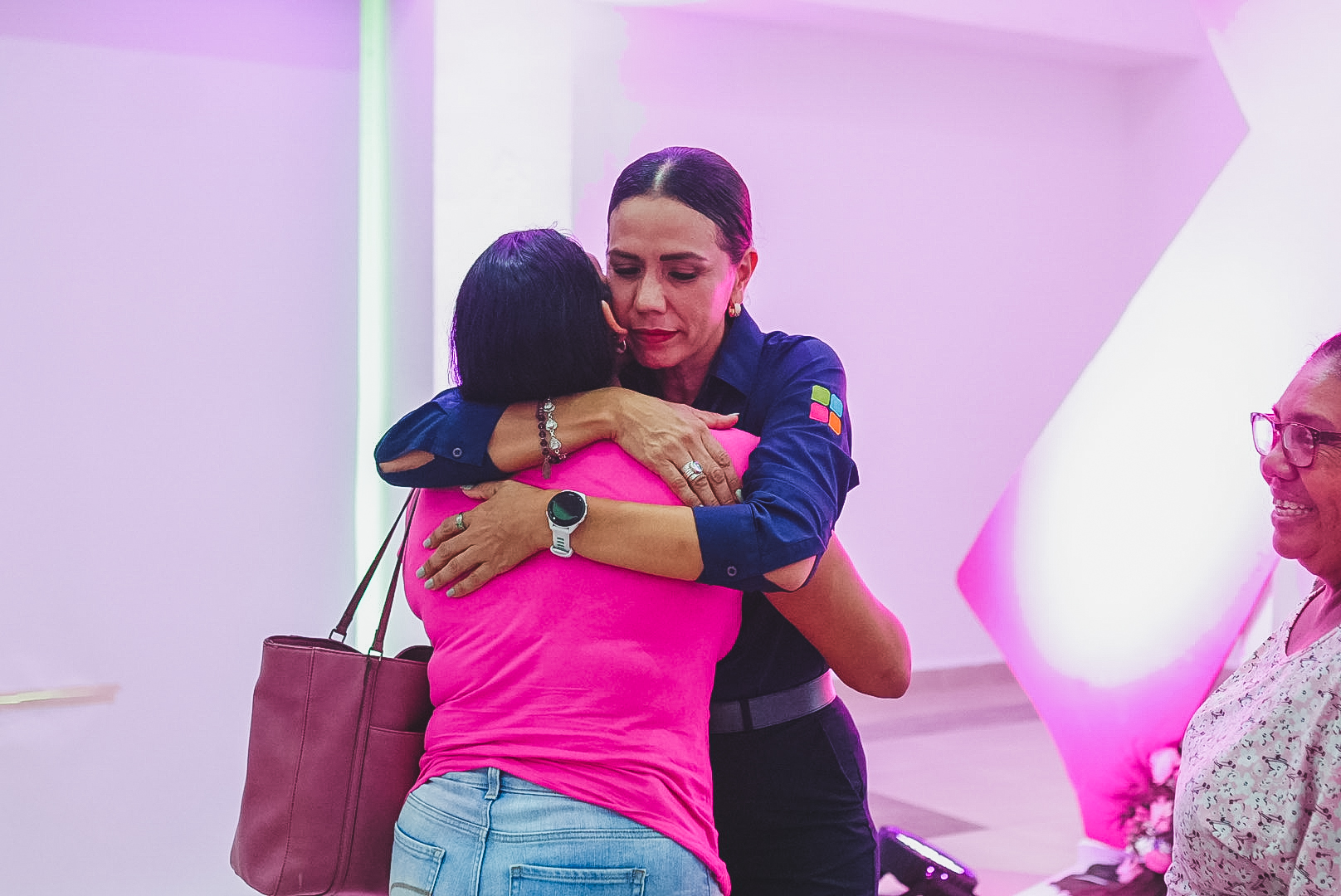 Entrega Liz Tapia la Tarjeta Rosa a mujeres y hombres afectados por el cáncer