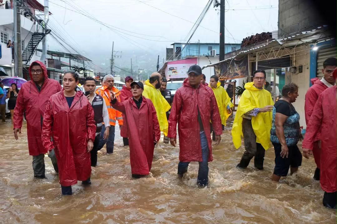 Recorre Evelyn Salgado zonas afectadas por las lluvias y activa operativo de atención en Acapulco