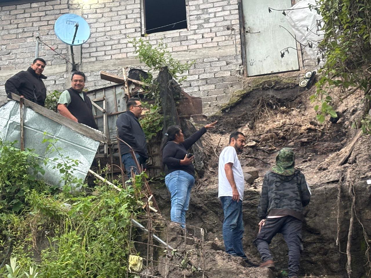 Atiende Jesús Urióstegui a familias afectadas por deslave en la colonia Sinaí de Chilpancingo