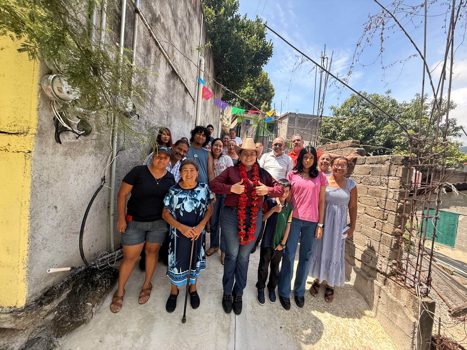 Rescatan Marisol Bazán y vecinos del distrito 3 callejón intransitable