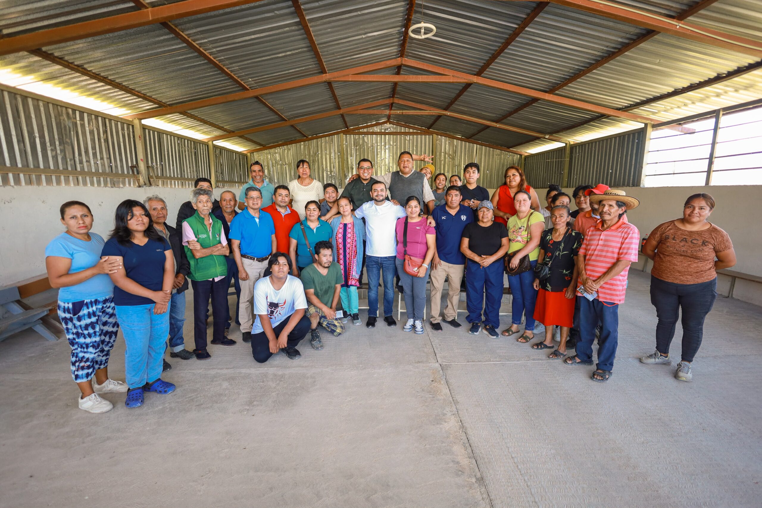 Refrenda Jesús Urióstegui su cercanía con familias de Chilpancingo en la colonia OPCG